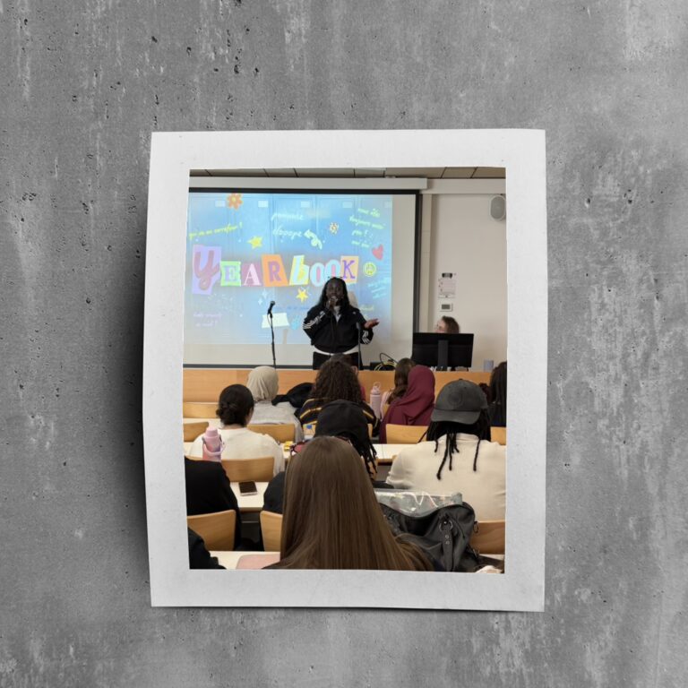 Les étudiant·es de première année en Communication présentent leur yearbook